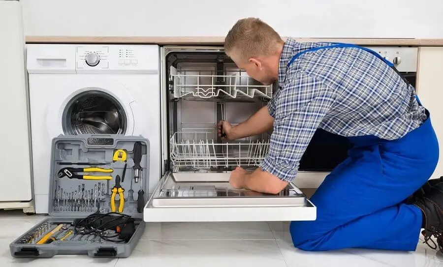 Karşıyaka Viessmann servisi teknisyen ekibi beyaz eşya tamiri yaparken